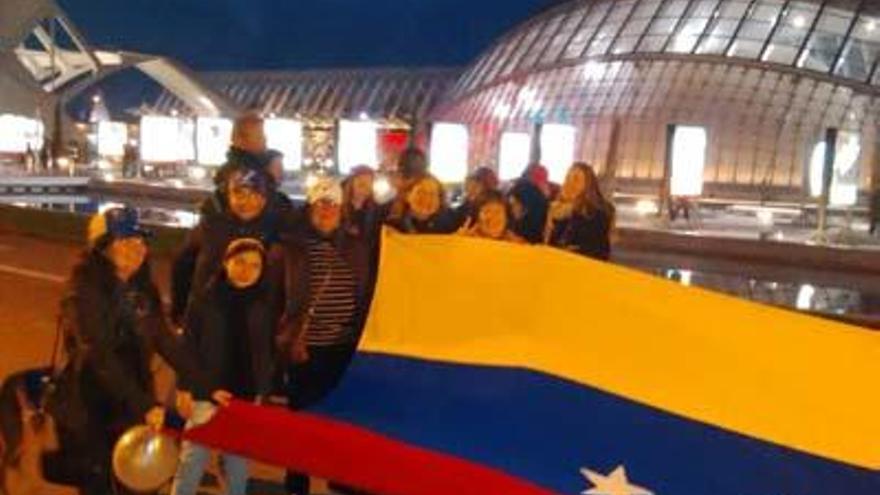 Un grupo de venezolanos se reunió ayer para celebrarlo.