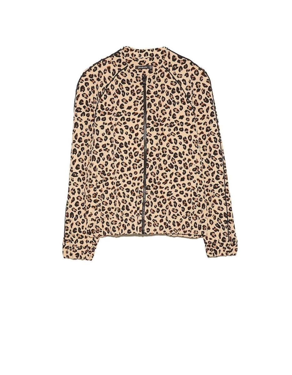 Cazadora bomber de leopardo de Stradivarius. (Precio: 25, 99 euros)