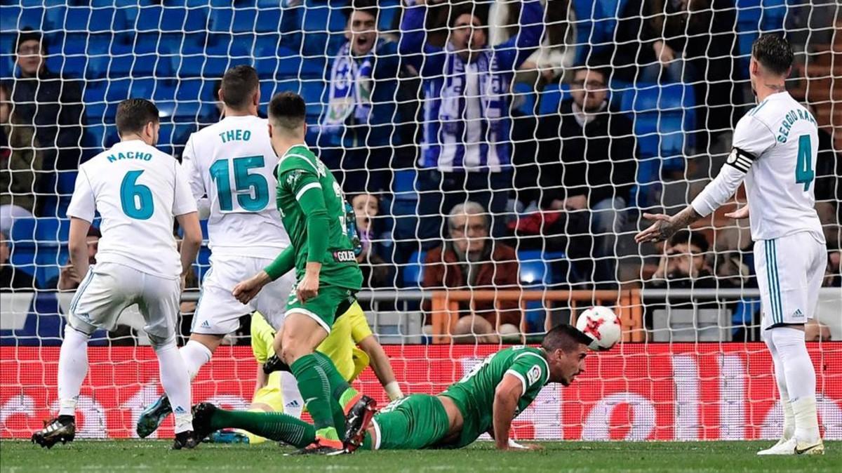 Sergio Ramos se desespera con sus compañeros en el gol de Gabriel