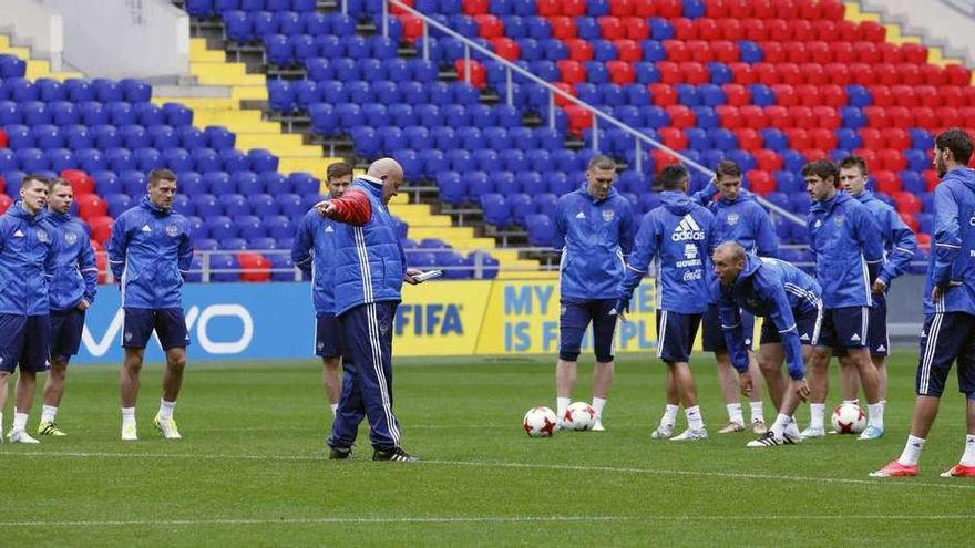 El seleccionador ruso Cherchesov da instrucciones a sus jugadores.