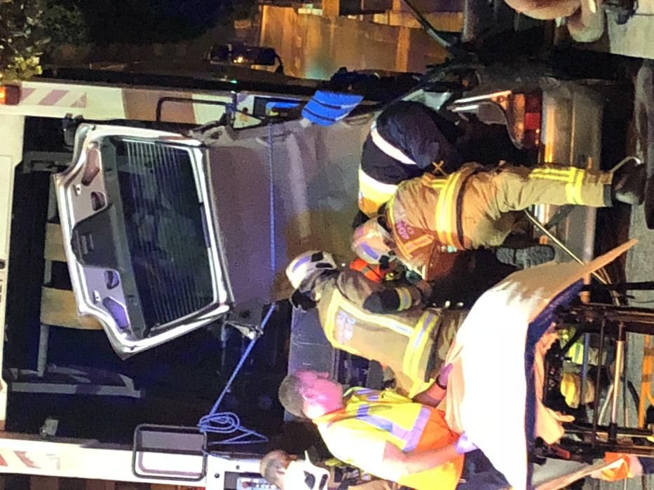 Un coche se empotra contra el camión de la basura en Oviedo