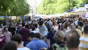 Ambiente el pasado domingo en el Parque del Retiro donde se ha celebrado la 82 edición de la Feria del Libro de Madrid, EFE/ Victor Lerena