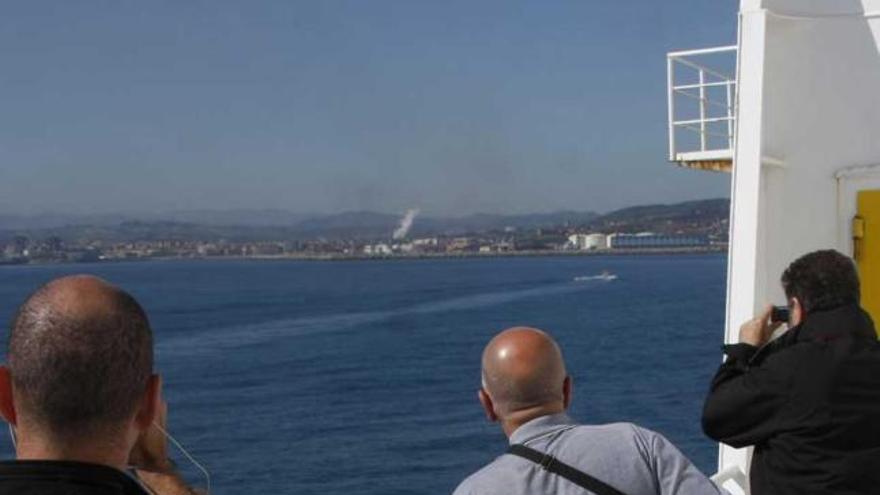 Turistas a punto de llegar a Gijón por la autopista del mar.