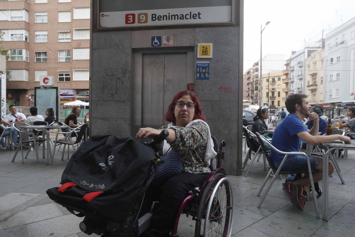 Isabel, una usuaria del metro con movilidad reducida, lleva desde agosto esperando a que reparen el ascensor de la parada de Benimaclet