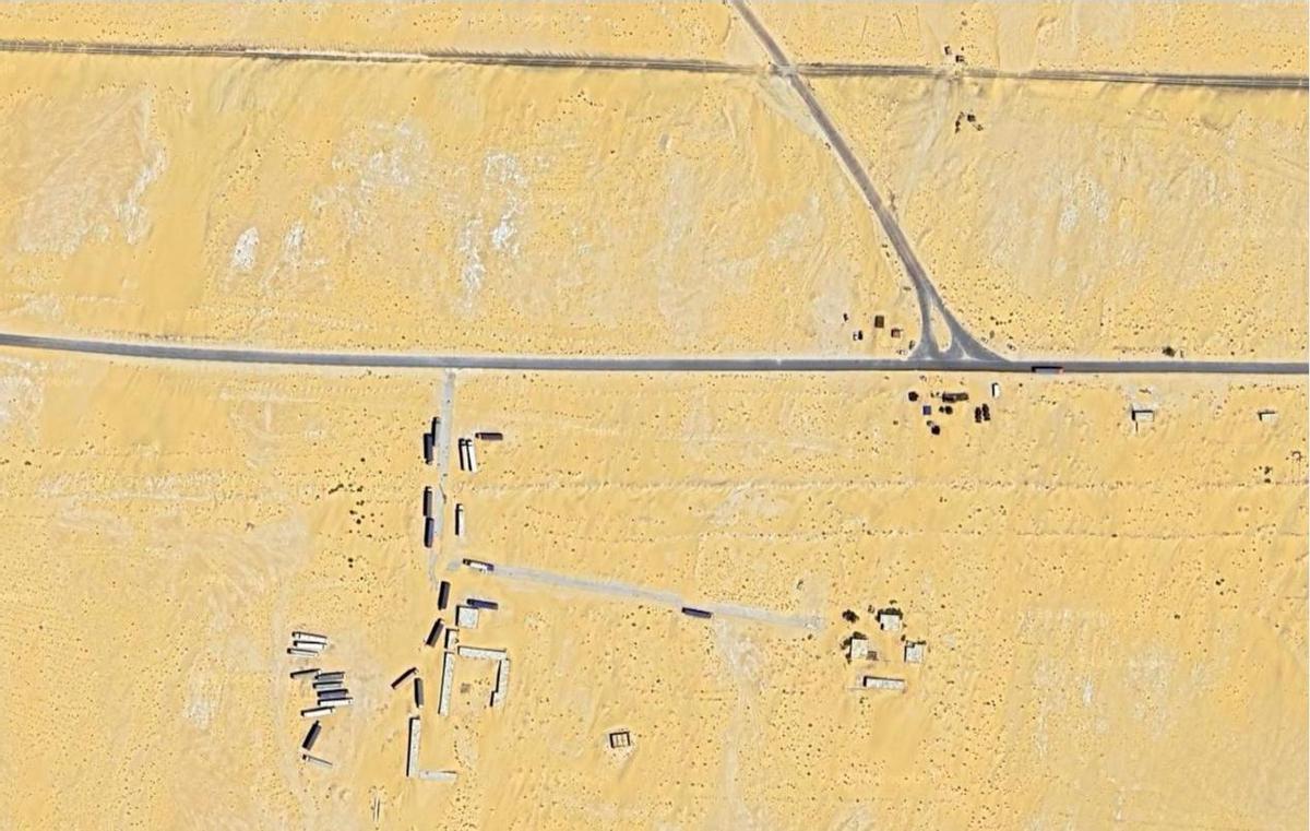 En este apartadero de camiones de la carretera N-2 de Mauritania se organizan fletes a Canarias