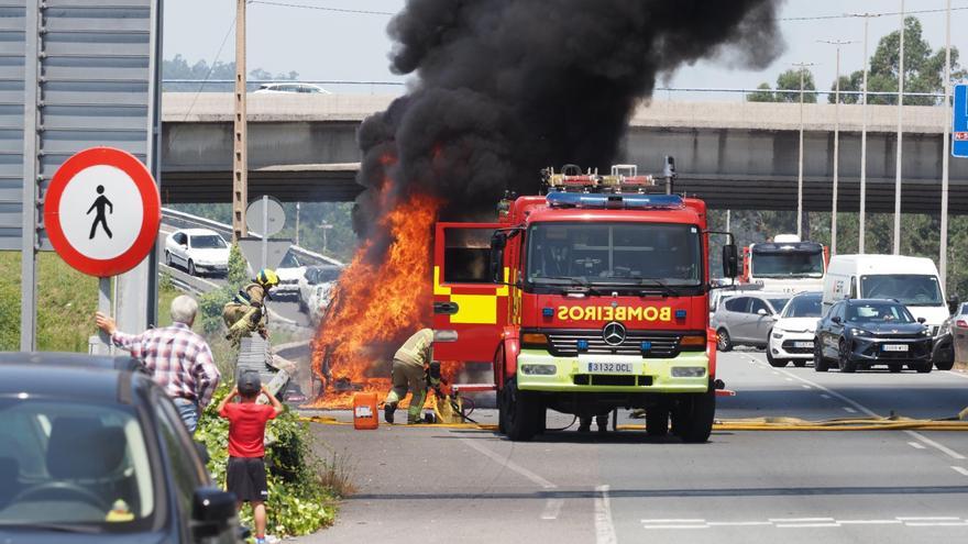 Arde un vehículo en la SC-20 muy cerca de O Milladoiro