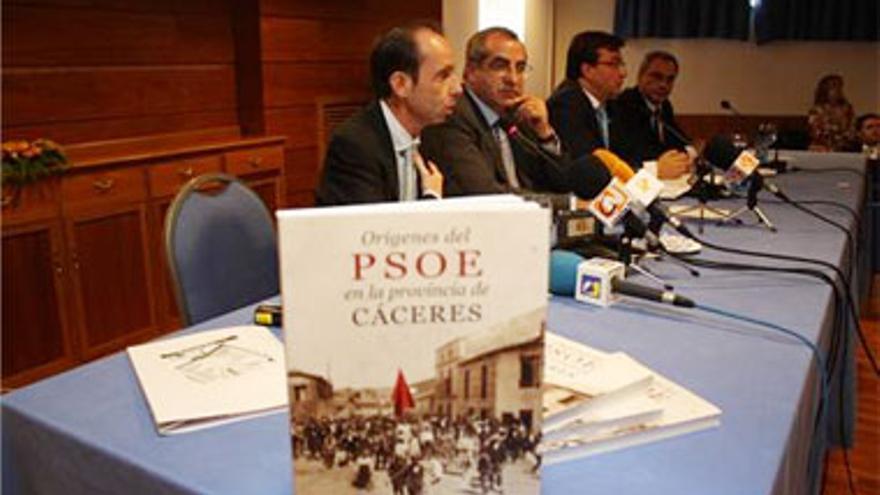 Un libro documenta la historia del PSOE en la provincia