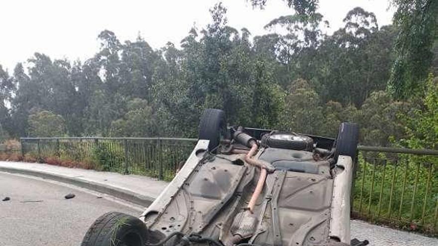 El coche volcado ayer en las inmediaciones de La Consolación.