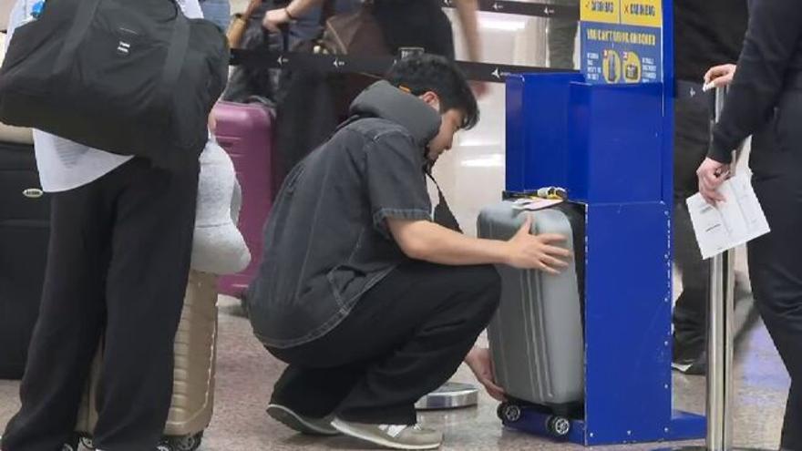 Las aerolíneas siguen cobrando por la maleta de mano pese a que Consumo lo prohibió el año pasado