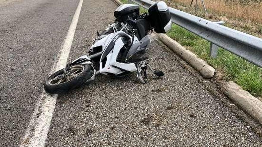 La motocicleta siniestrada en la A-52. // FdV