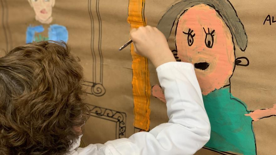 Una niña dibuja durante la actividad 'Caretos'