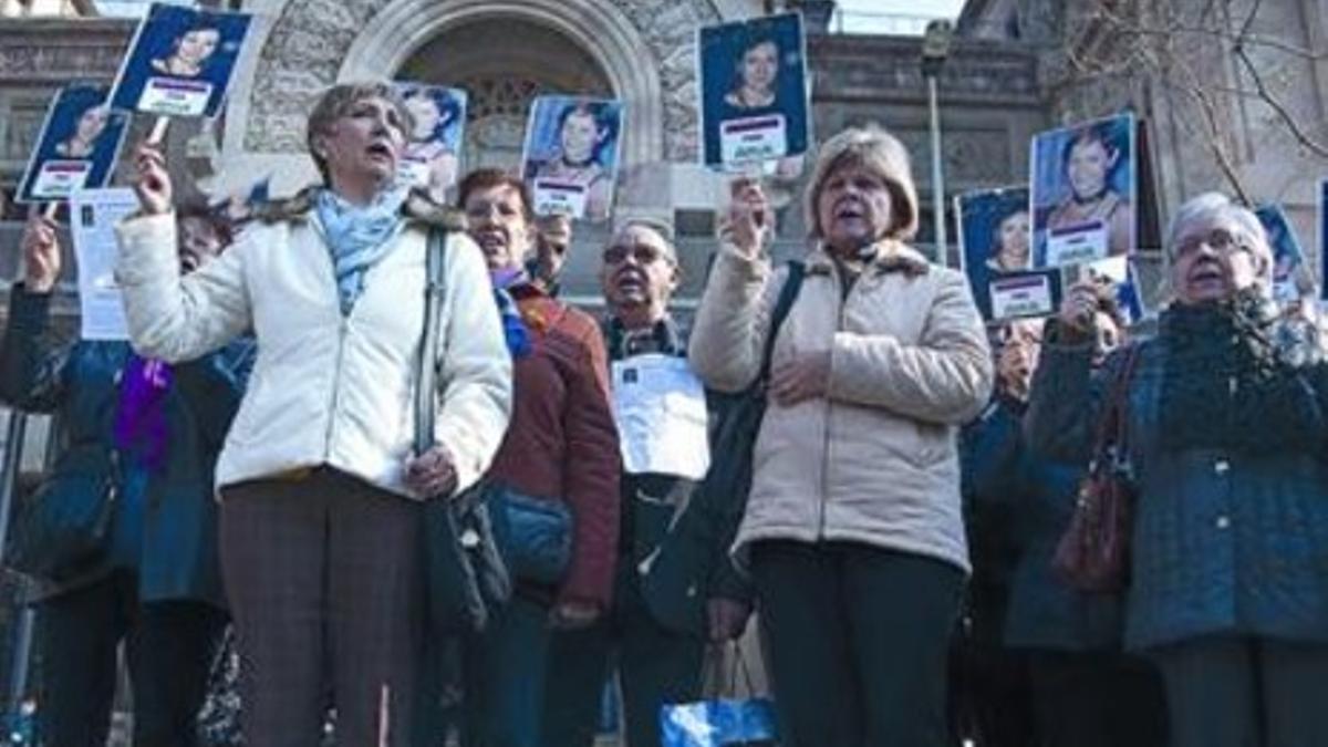 Familiares y amigos de la mujer asesinada piden justicia ante la Audiencia de Barcelona, ayer.