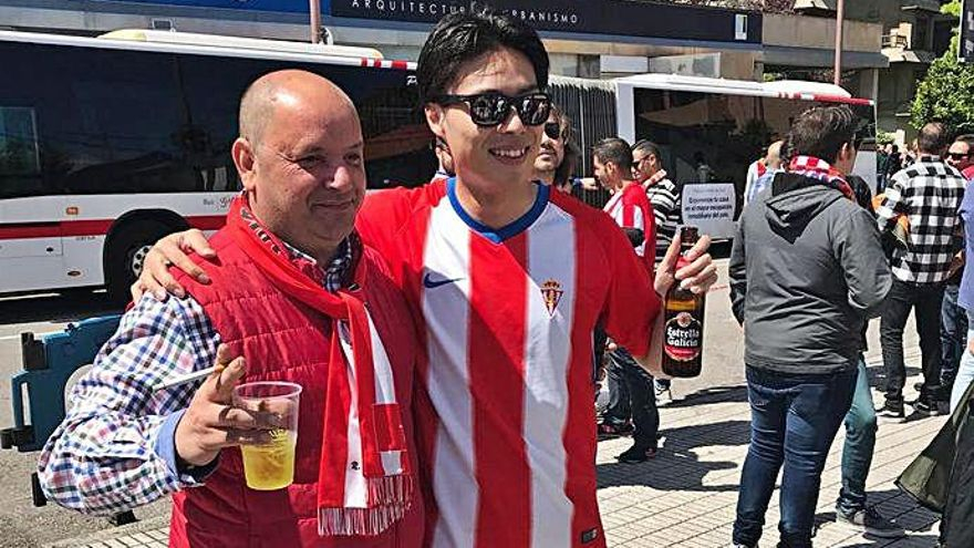 Un aficionado sportinguista se fotografía con Yamamoto antes de un partido en El Molinón