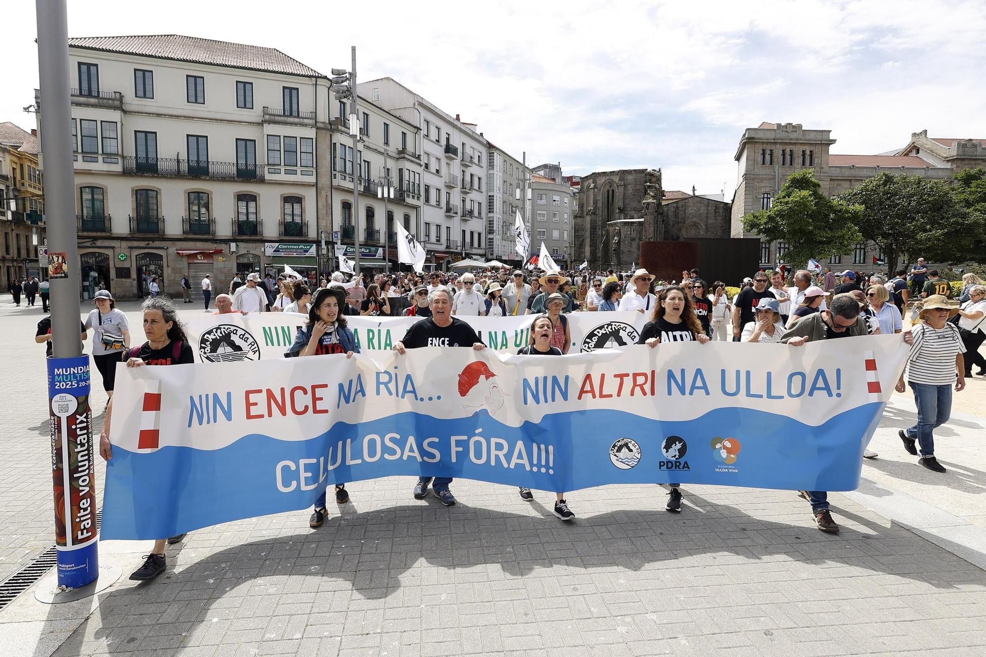Miles de gallegos marchan de Pontevedra hasta Lourizán en protesta por las celulosas de Ence y Altri
