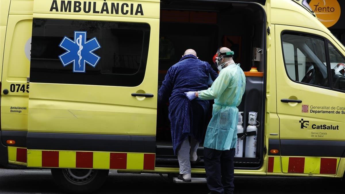 Un anciano con síntomas de coronavirus es trasladado a un hospital en Barcelona