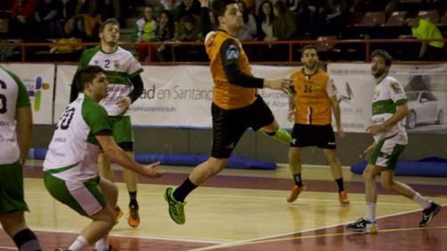 Acció del partit entre el Bordils i el Torrelavega.