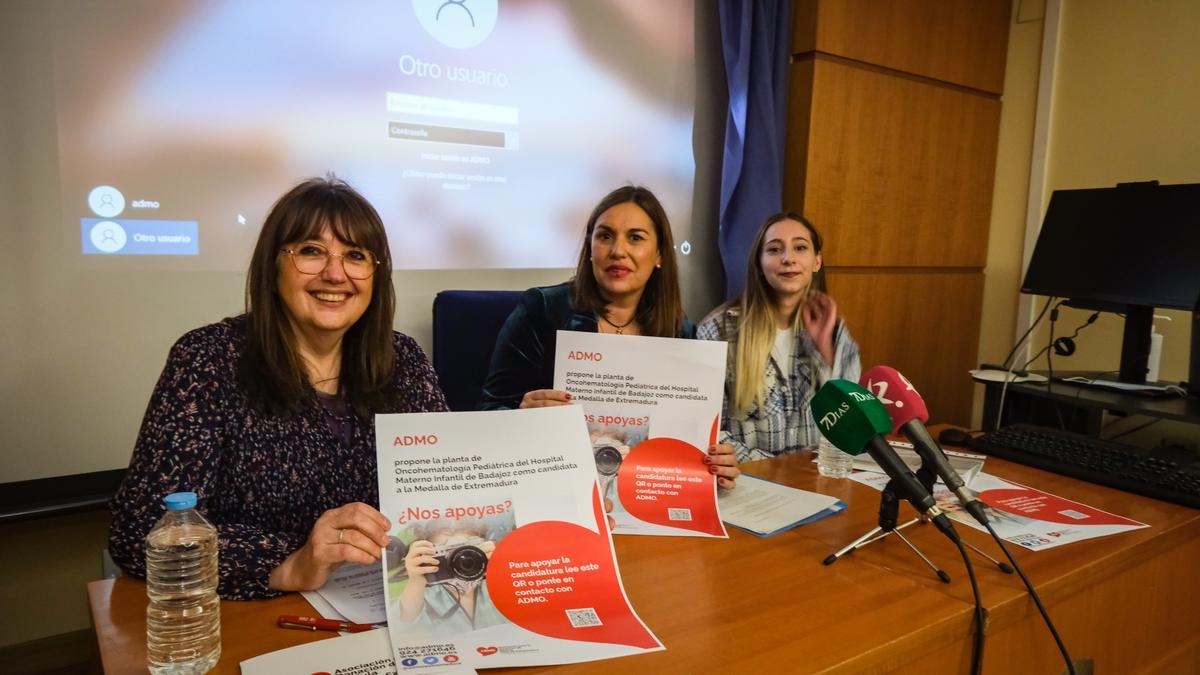 Virtudes Carrasco, Celia Lucas y Esther Mena en la presentación de la candidatura.