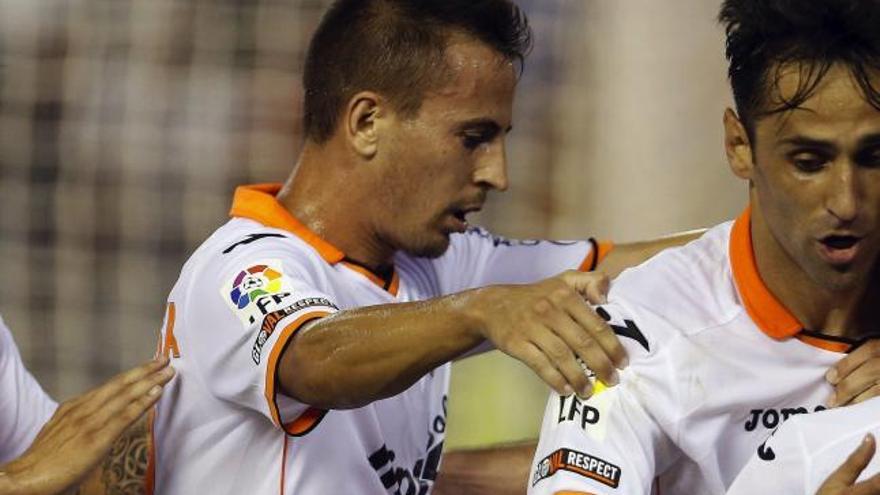Pereira celebra con Jonas un gol.
