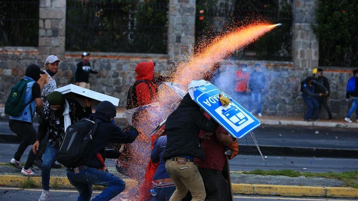 Manifestantes arman barricadas para protegerse durante los enfrentamientos con miembros de la policía en Ecuador.