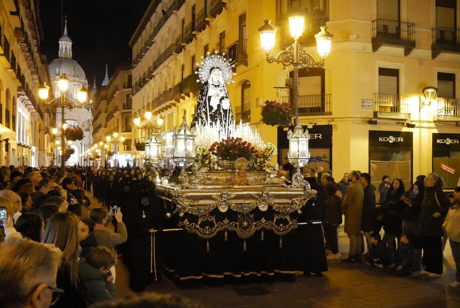 En imágenes | Zaragoza se conmueve con el 'Encuentro' de Jesús del Calvario y la Virgen de los Dolores