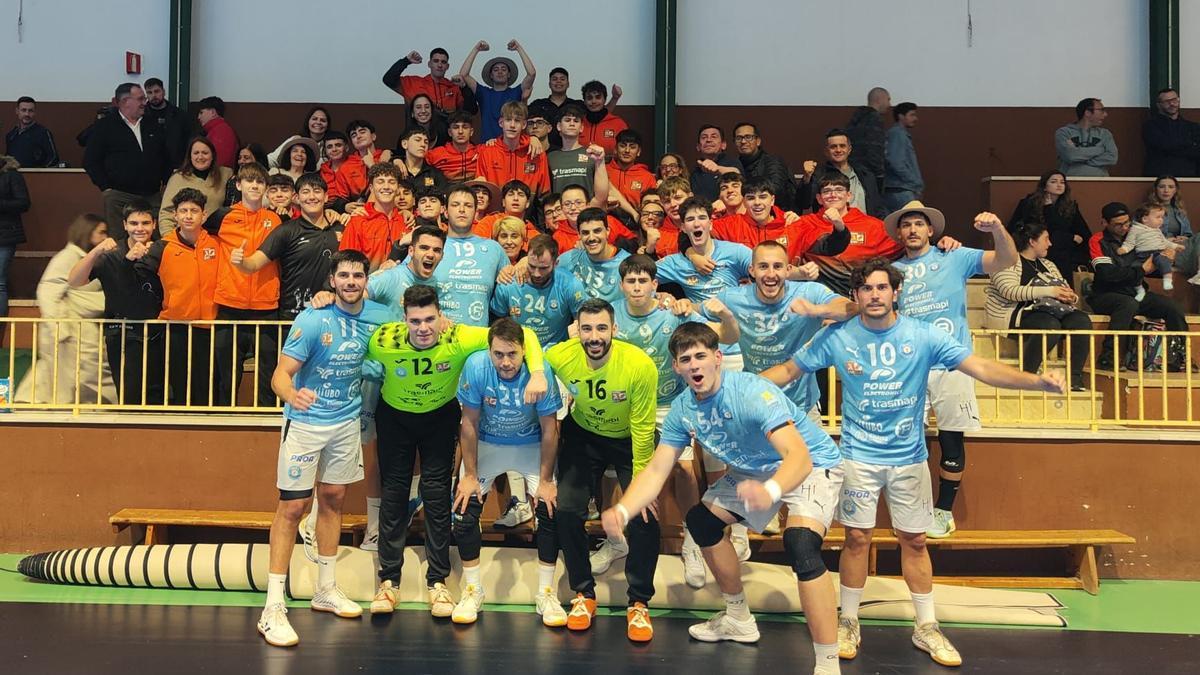 Jugadores del HC Eivissa celebran su victoria con los aficionados desplazados hasta Mallorca.