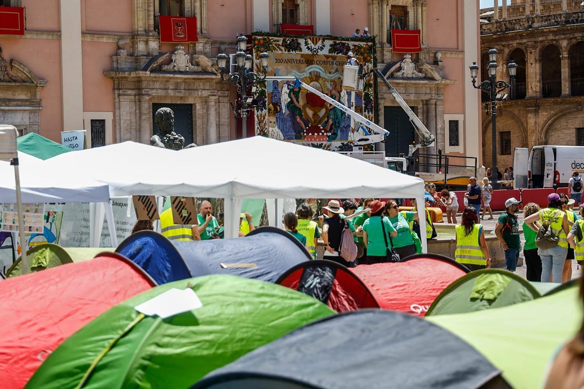 Docentes en huelga y organizadores de la fiesta del Corpus conviven en la plaza de la Virgen
