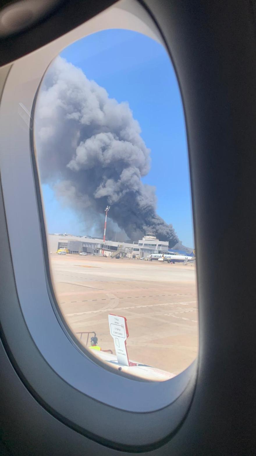 Imágenes del incendio en una nave cercana al aeropuerto de Ibiza.