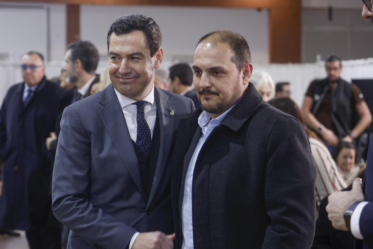 El presidente andaluz, Juanma Moreno, y el alcalde Rafael Ángel Moreno, alcalde de Adamuz, el pasado 12 de mayo.