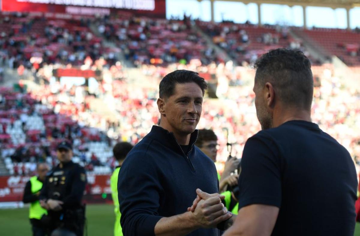 Fernando Torres y Curro Torres se saludan antes del encuentro