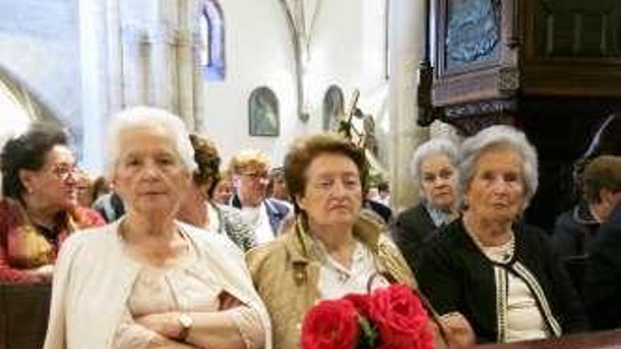 La basílica de Llanes se llena de rosas ofrendadas por cientos de devotos