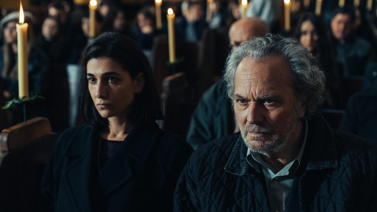 Stéphanie Magnin y José Coronado, en ‘Los creyentes’.
