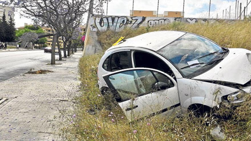 Un reciente accidente producido en la avenida Salvador Dalí, donde piden la instalación de badenes.