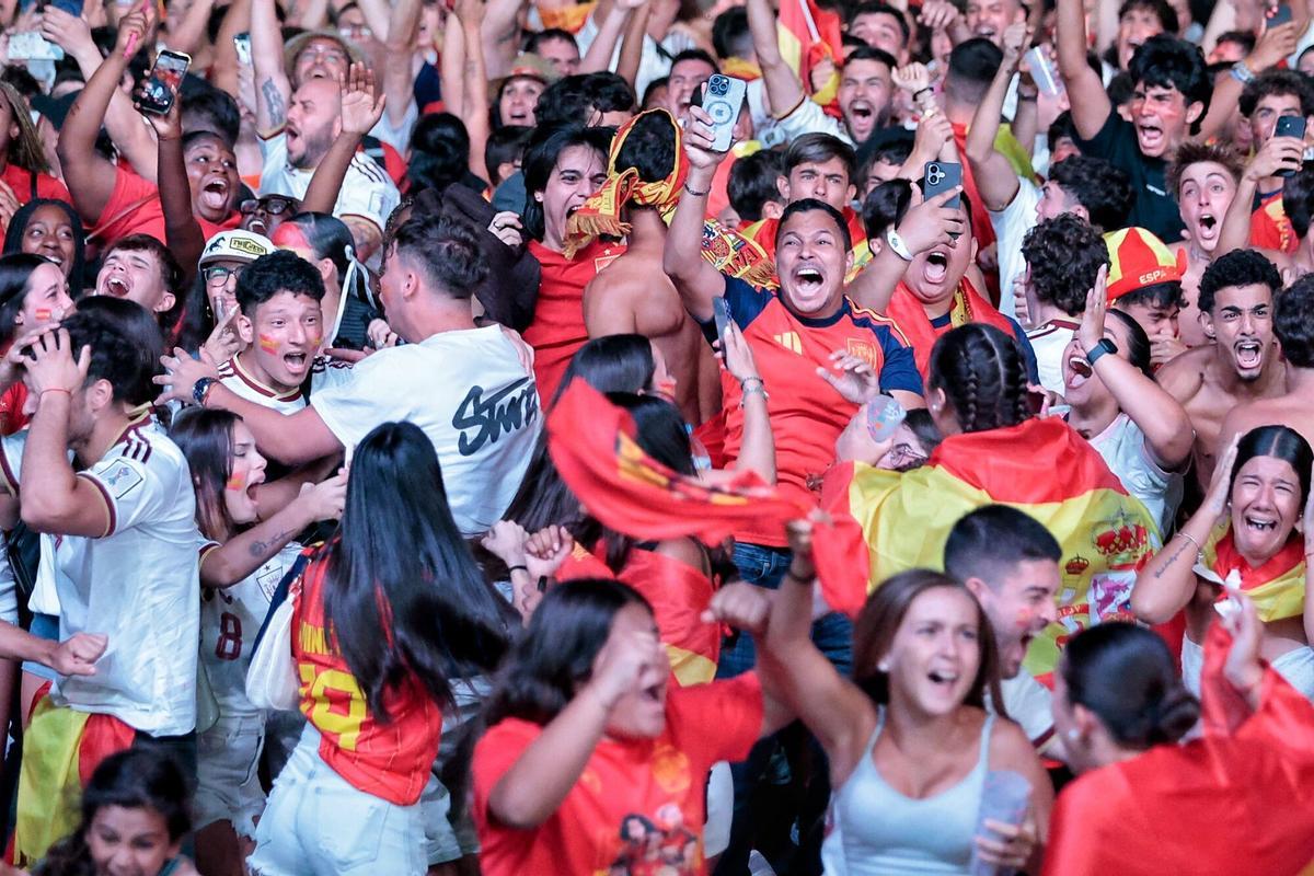 Imágenes del ambiente del partido de España en Santa Cruz
