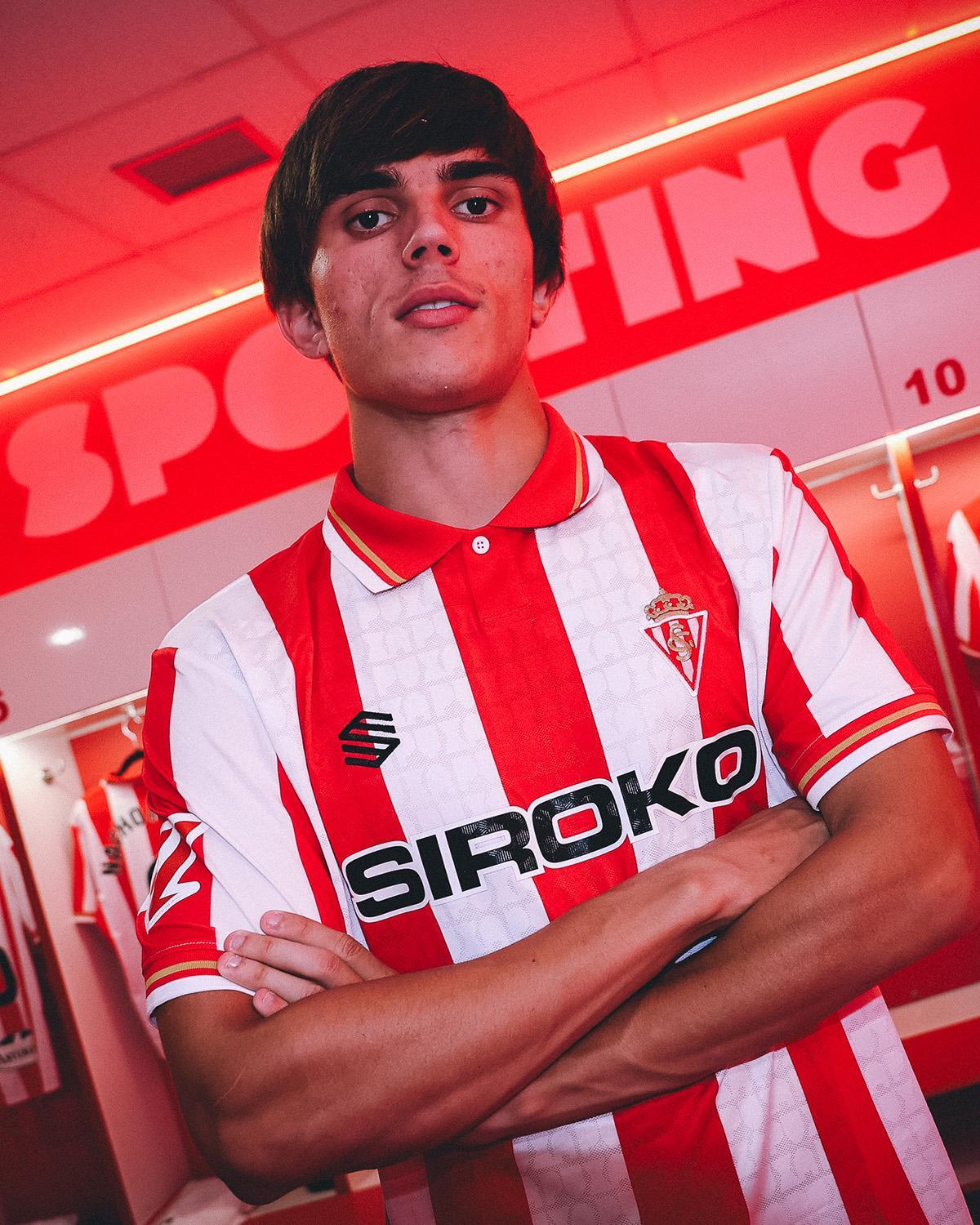 Cuenca posa con la elástica del Sporting de Gijón en los vestuarios rojiblancos.