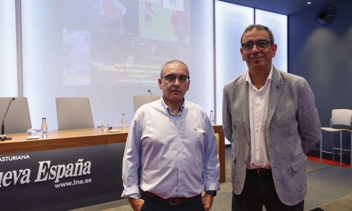 José Manuel López Nicolás, a la derecha, con Sergio Luis Palacios, ayer en el Club Prensa Asturiana. | Luisma Murias