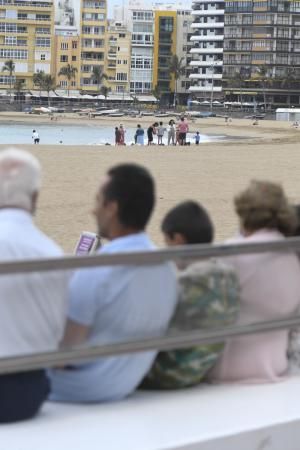 23-06-20 LAS PALMAS DE GRAN CANARIA.PLAYA DE LAS CANTERAS.LAS PALMAS DE GRAN CANARIA. Fotos de la gente desalojando Las Canteras. Fotos: Juan Castro  | 23/06/2020 | Fotógrafo: Juan Carlos Castro