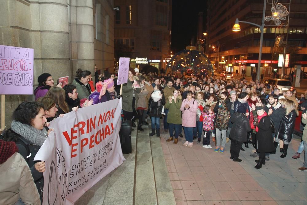 Concentración ciudadana en Ourense en protesta por el cierre del paritorio del hospital de Verín.