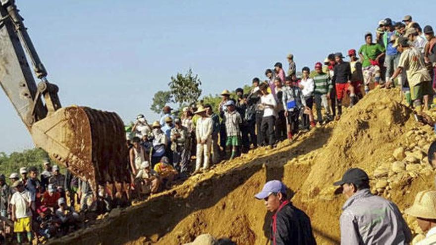 Los equipos de emergencia birmanos buscan supervivientes.