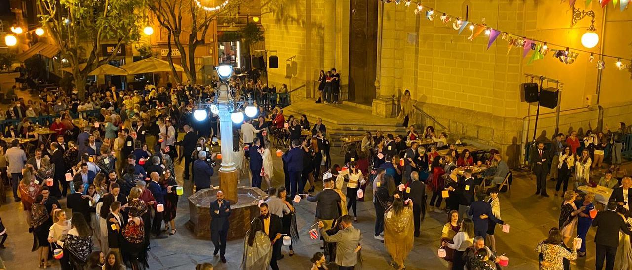 Parejas participantes en el Baile del Farol celebrado en la plaza de España.