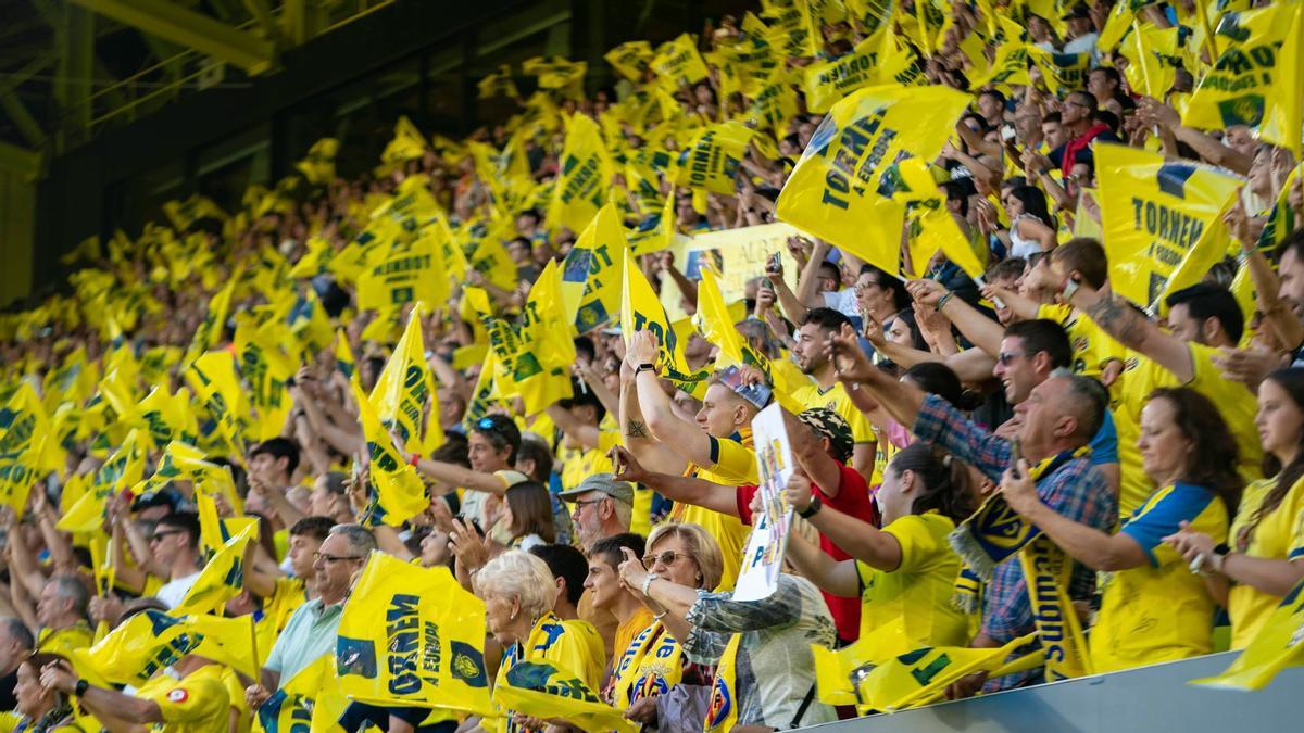 Los aficionados del Villarreal con las banderas en La Cerámica.