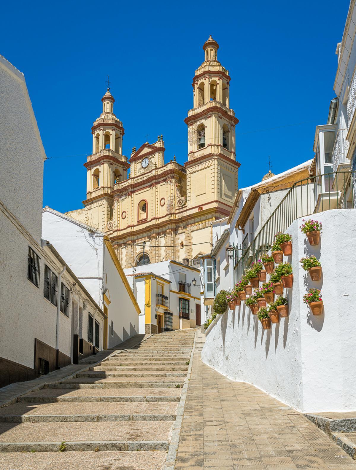Sendero a pie en el hermoso pueblo blanco de Olvera en Andalucía
