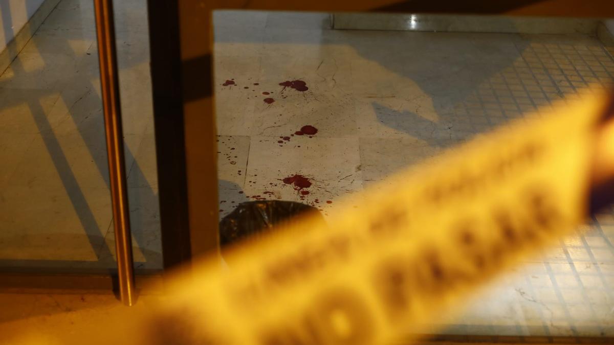 Depósitos de sangre de la víctima en el portal de la casa.