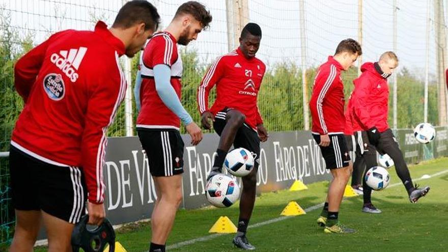 Mallo, de espaldas, Sergi, Pape, Alende y Guidetti, al inicio del entrenamiento de ayer. // R. Grobas