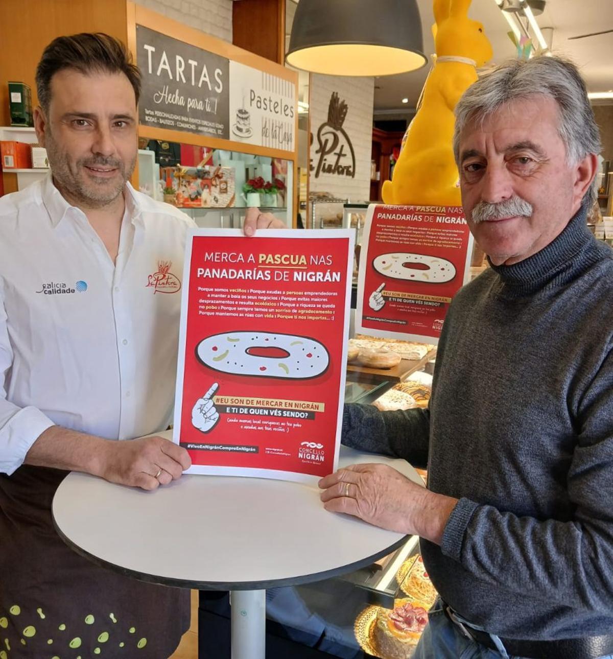 Adolfo Villafines propietario de panadería La Pintora y Ladislao Alonso, concejal de Nigrán, sostienen un cartel de la campaña.