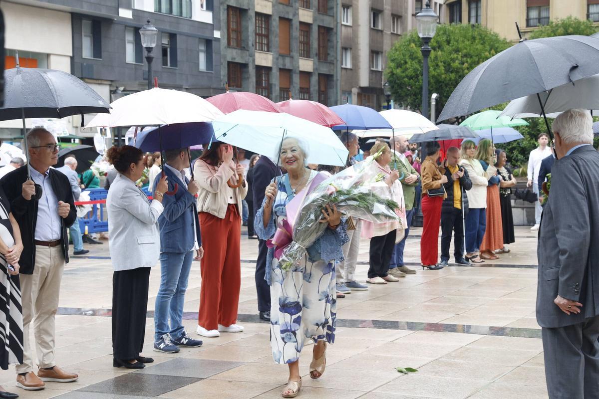 La ofrenda floral a Jovellanos en la plaza del Seis de agosto de Gijón, en imágenes