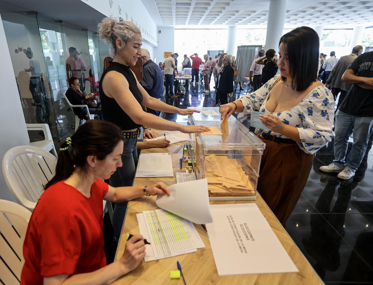 Una mesa electoral en el Mercado de Alicante el pasado fin de semana.