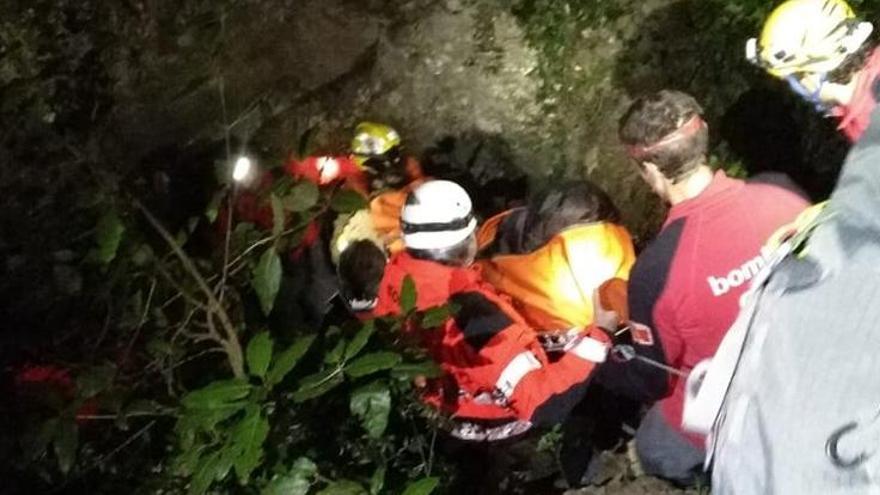 Es bombers, rescatant l&#039;home del barranc on ha caigut