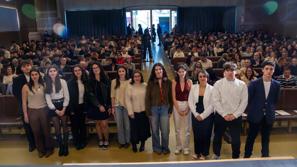 O Colexio M. Peleteiro acolleu este xoves entrega dos Premios Literarios Minerva, na súa edición número 54.