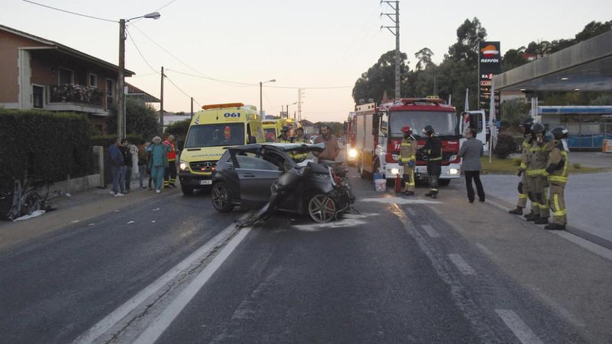 Los servicios de emergencia, ayer, junto al vehículo siniestrado.