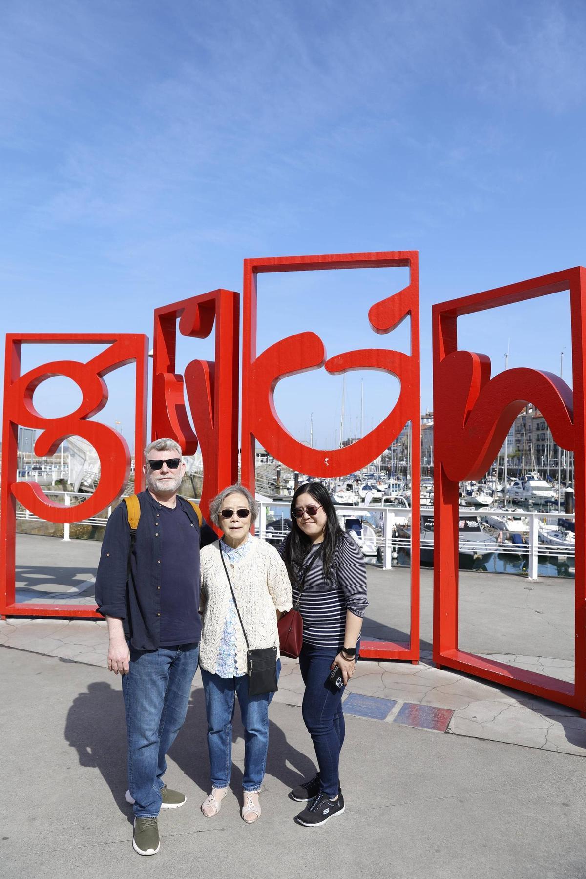 Gijón recibe a los primeros cruceristas de la temporada (en imágenes)